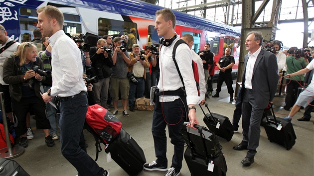 NASEDÁME. Fotbalisté nastupují do vlaku, kteí je odvezl do Vratislavi.