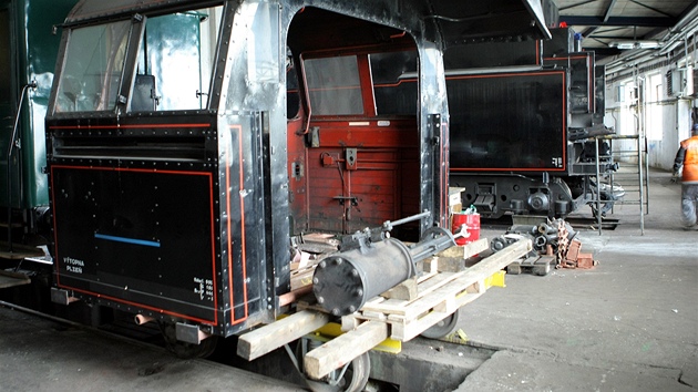 Parní lokomotiva pezdívaná lechtina u má zpátky svj kotel. Na pojezd ho namontovali pracovníci v hale TS Plze. Oprava stála 1,8 milionu korun.