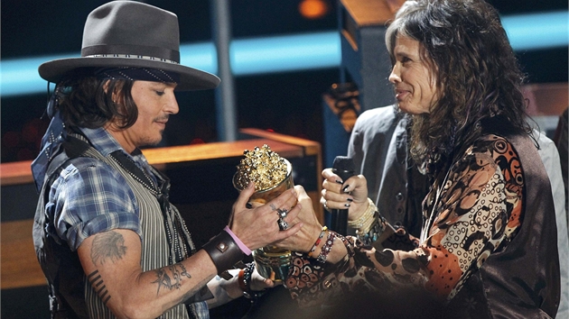 Zpvák skupiny Aerosmith Steven Tyler pedává  cenu Johnnymu Deppovi.