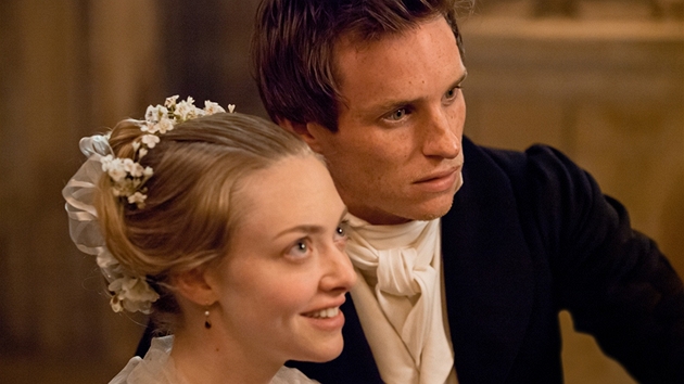 Amanda Seyfriedov a Eddie Redmayne ve filmu Bdnci (2012)