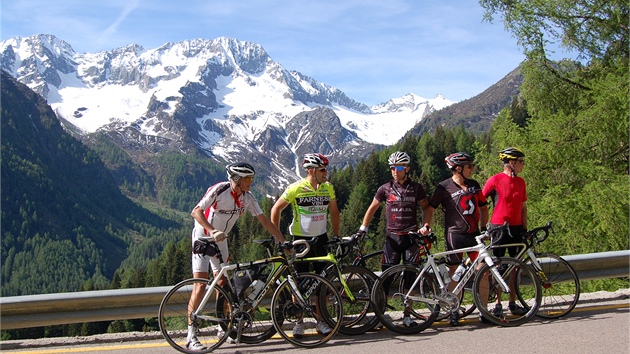 Cel parta na zatku stoupn na Passo Tonale. Zleva: David Vvra, Ji Ondeko, Ale Verba, Petr Pravda a Vla Bergl