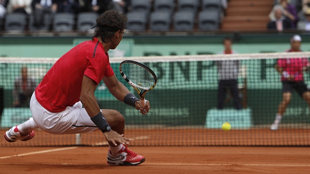 panlský tenista Rafael Nadal v semifinálovém duelu Roland Garros s krajanem...