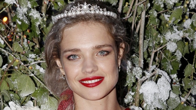 Ruská topmodelka Natalia Vodianova si na ples návrháe Valentina zvolila