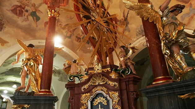 Oltá, jen je 260 let starý, zdobí a 100 kilogram váící sochy.