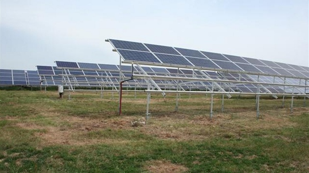 V části solární elektrárny zbyly po zlodějích prázdné rámy, ze kterých zmizely V části solární elektrárny zbyly po zlodějích prázdné rámy, ze kterých zmizely
