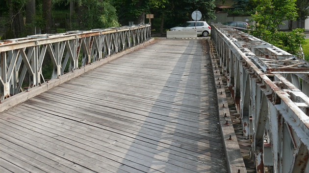 Most v emnici na Karlovarsku stojí na vojenské provizorní konstrukci typu