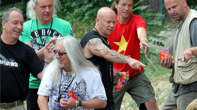 lenov legendrn kapely Uriah Heep se spolu s festivalem Metalfest stali patrony medvd Eliky a Honzka v plzesk zoo.