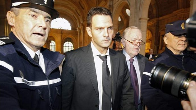 Bývalý makléř banky Société Générale Jérôme Kerviel byl odsouzen na tři roky do Bývalý makléř banky Société Générale Jérôme Kerviel byl odsouzen na tři roky do