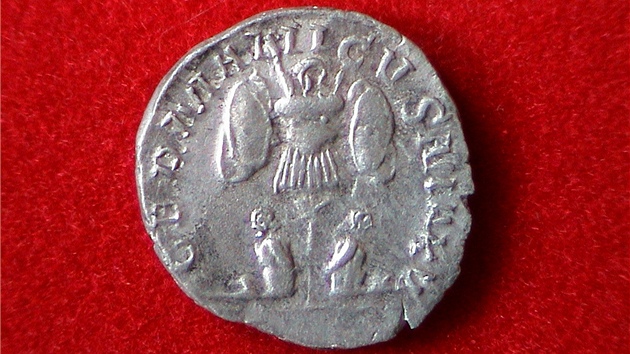Stbrn mince vyraen ve francouzskm Lyonu, kterou nali archeologov pi vykopvkch na mst nkdejho mskho tbora v olomouck tvrti Needn.