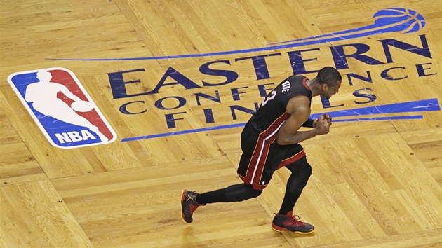 VEDLE. Dwyane Wade z Miami teď lituje, že minul trojku, která mohla obrátit VEDLE. Dwyane Wade z Miami teď lituje, že minul trojku, která mohla obrátit