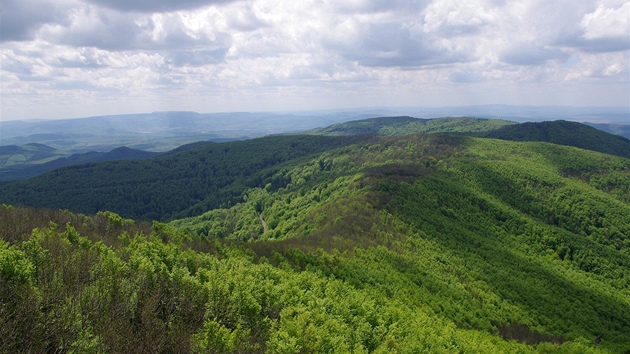 Hebenovka k vrcholu Nagy Hideg hegy (vpravo), vlevo v dlce Dunaj a poho Pilis