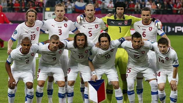 ESK JEDENCTKA. Fotbalist esk republiky ped svm prvnm zpasem Eura 2012 s Ruskem.