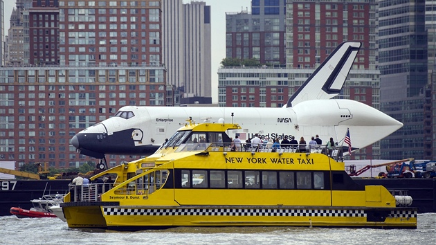 Newyorská "taxi" lo míjí raketoplán Enterprise 