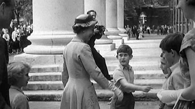 Princ Charles pedstavuje sv matce, krlovn Albt II., sv spoluky a uitele na kole Hill House v Londn. (lto 1957)