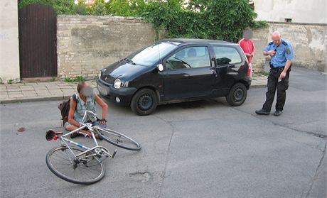 Opilý mu naboural na kole zaparkované auto a narazil do vrat. Vlevo od...