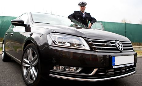 Královéhradetí policisté mají na dálnici D11 k dispozici Volkswagen Passat 3,6L.