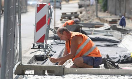 Dlníci z Alpine Bau opravu silnice v Ostrav dodlají. Ilustraní snímek