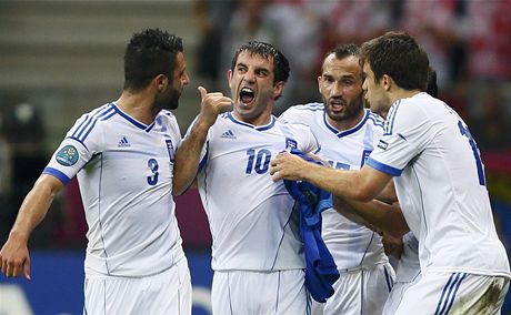 GÓLOVÁ RADOST. Fotbalisté ecka oslavují vstelený gól v zápase proti Rusku.