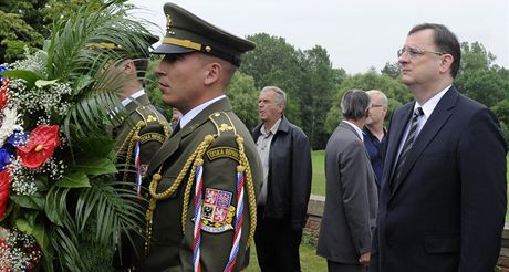 Premiér Petr Neas na pietní akci k 70. výroí masakru v obci Lidice (10.