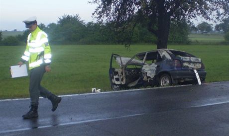 Policie vyetuje nehodu u Lhotek na mladoboleslavsku. Mladá ena tu zemela po