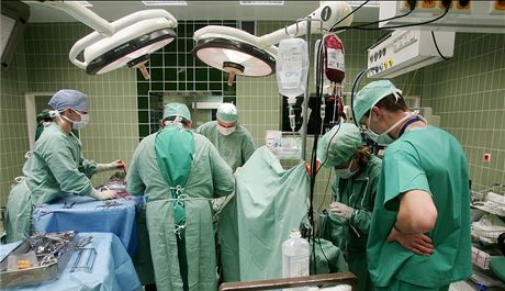 Ministerstvo u upesnilo, kolik má zaplatit pacient, který chce napíklad u operace vybraného lékae. Nemocnice v Olomouckém kraji ale tuto slubu zatím nabízet neplánují. (Ilustraní snímek)