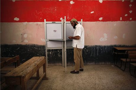 Egypan si chystá svj hlasovací lístek ve druhém kole prezidentských voleb. 