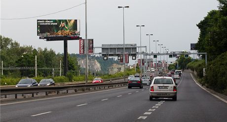 V Praze mají billboardy mizet, namísto toho pibývají dalí. (Ilustraní snímek)