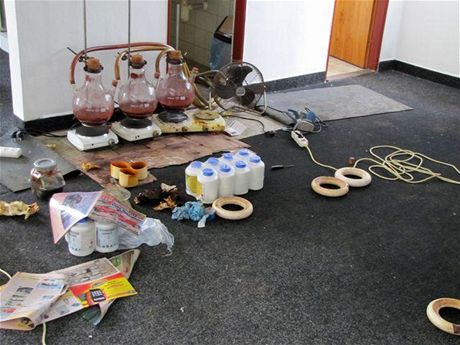 Ve varnách pervitinu obvykle policisté nacházejí mnoství rzných chemikálií. (Ilustraní snímek)