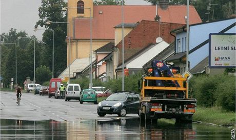Záplavy zasáhly po srpnových pívalových detích pedevím tvrt Slavonín a Nové Sady (na snímku ulice Novosadská). Problémy ale mají po vtích detích napíklad i v Drodín.