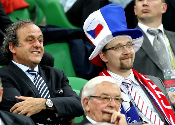 Postup eských fotbalist sledoval i prezident UEFA Michel Platini (vlevo). Ve...