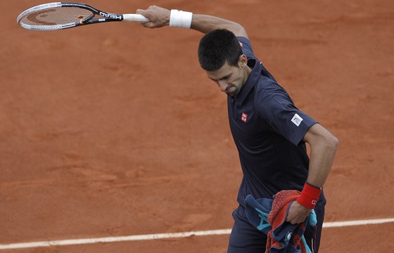 NÁPAH... NA LAVIKU. Srbský tenista Novak Djokovi se napahuje nikoliv na