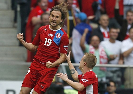 TAHOUN REPREZENTACE. Takhle se Petr Jiráek radoval na Euru z gólu, gratuloval mu David Limberský.