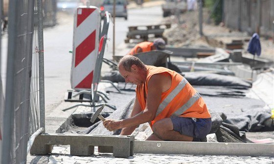 Zatím dlníci v ostravské ulici Plzeská pracují, firma ale mstu vyhrouje, e stavbu zastaví. U potetí. (Ilustraní snímek)