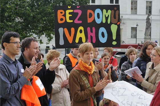 V polovin erva protestovali uitelé a studenti valtické Vinaské koly proti znovujmenované editelce Ivan Machovcové (ilustraní snímek).