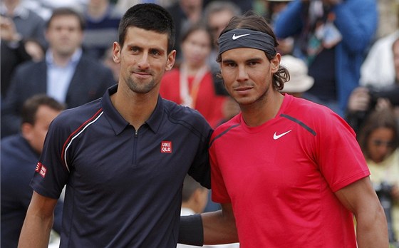 RIVALOVÉ. Novak Djokovi (vlevo) vs. Rafael Nadal, to je nejvtí rivalita v souasném tenisu.
