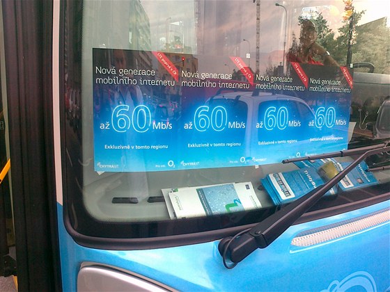 Operátor Telefónica O2 odvezl novináe na demonstraci LTE technologie unikátním vodíkovým autobusem.
