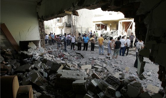 Obyvatelé Kirkúku na míst jednoho ze série bombových útok v Iráku (13. ervna