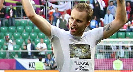 Michal Kadlec ml pod dresem triko s portrétem Lukáe Pibyla, oblíbeného