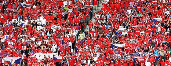 etí fanouci bhem mistrovství Evropy v hlediti na stadionu ve Vratislavi.