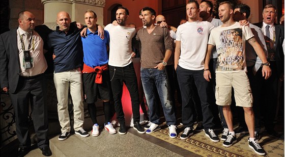 etí fotbalisté a jejich éfové Miroslav Pelta (zcela zleva), kou Michal Bílek po úspchu na mistrovství Evropy.