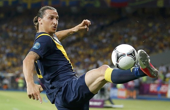 DOKONALÁ TECHNIKA. védský útoník Zlatan Ibrahimovic si zpracovává letící mí.