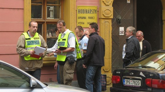 Na snímku poízeném krátce po loupeném pepadení jsou kriminalisté, kteí na míst zajiovali stopy a vyslýchali svdky.