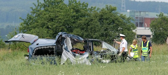 Nehoda kamionu a vozu pohební sluby v Losiné u Plzn. Jeden lovk na míst...