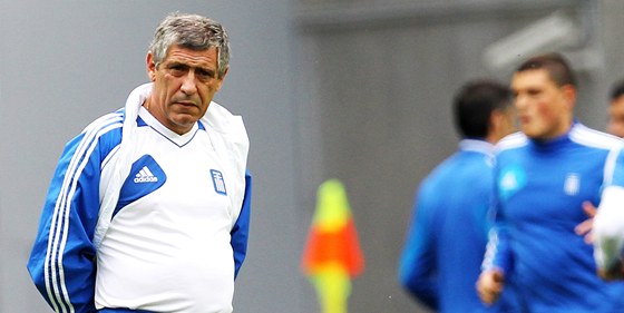 Trenér eckých fotbalist Fernando Santos na pondlním tréninku.