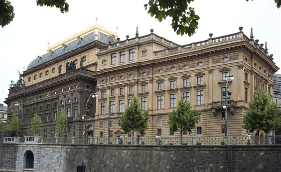 Fasáda historické budovy Národního divadla je ve patném stavu u dlouho.