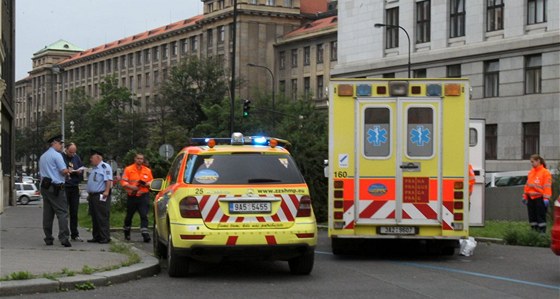 Policista mui masíroval srdce a do píjezdu záchranky. (Ilustraní snímek)