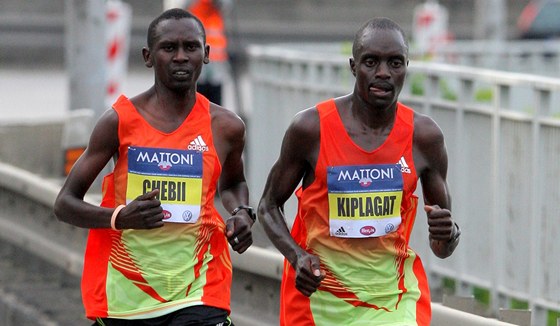 Henry Kiplagat (vpravo).