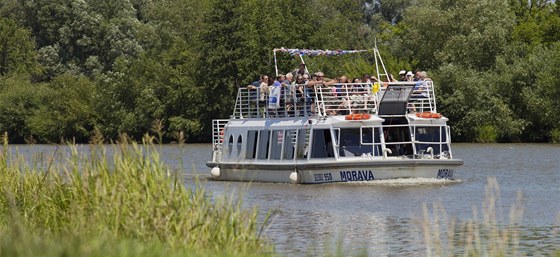 K hlavním turistickým cílm ve Zlínském kraji patí unikátní vodní cesta Bav kanál. Na snímku výletní lo, která se blíí k pístaviti ve Spytihnvi.