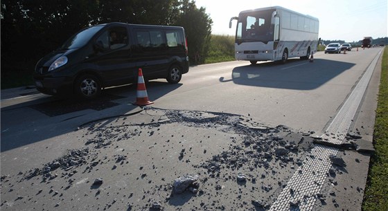 Pokozená rychlostní silnice R35 u Lipníka nad Bevou