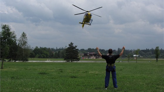 Policejní vrtulník pistál s nalezenými seniory poblí Boího Daru. (Ilustraní foto)